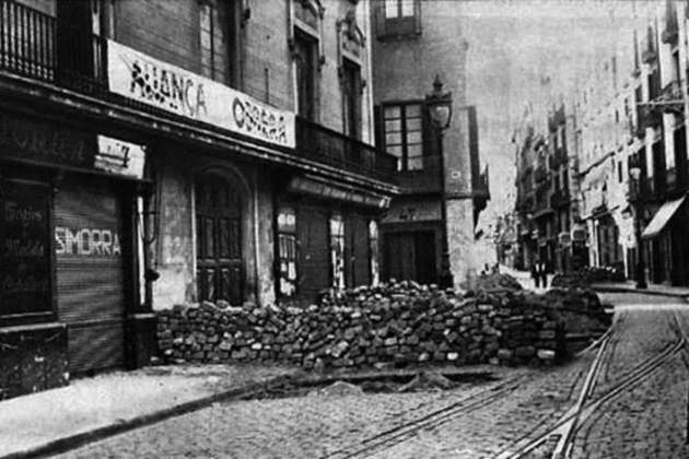 Barricada davant el sindicat Aliança Obrera. Font Arxiu Nacional de Catalunya Barricada davant el sindicat Aliança Obrera. Font Arxiu Nacional de Catalunya