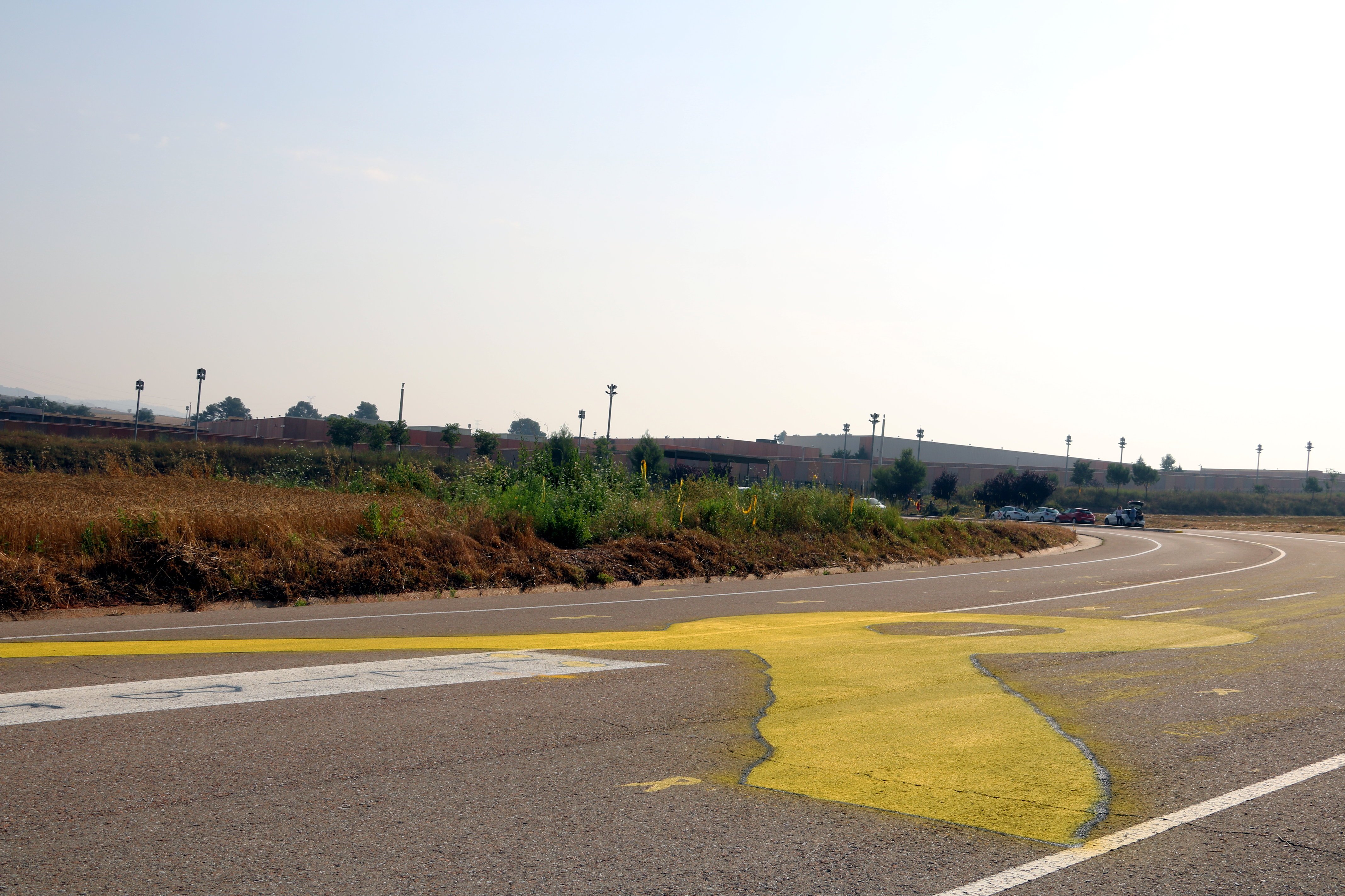 Tiñen de amarillo el camino de acceso a la prisión de Lledoners