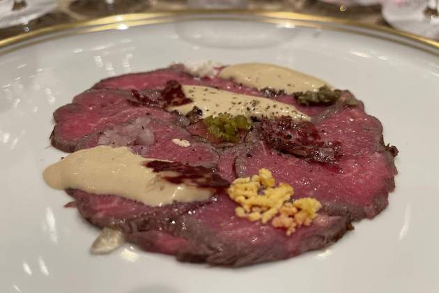 Carpaccio de vitello tonnato al restaurant Via Veneto / Foto: Jordi Tubella Carpaccio de vitello tonnato al restaurant Via Veneto / Foto: Jordi Tubella
