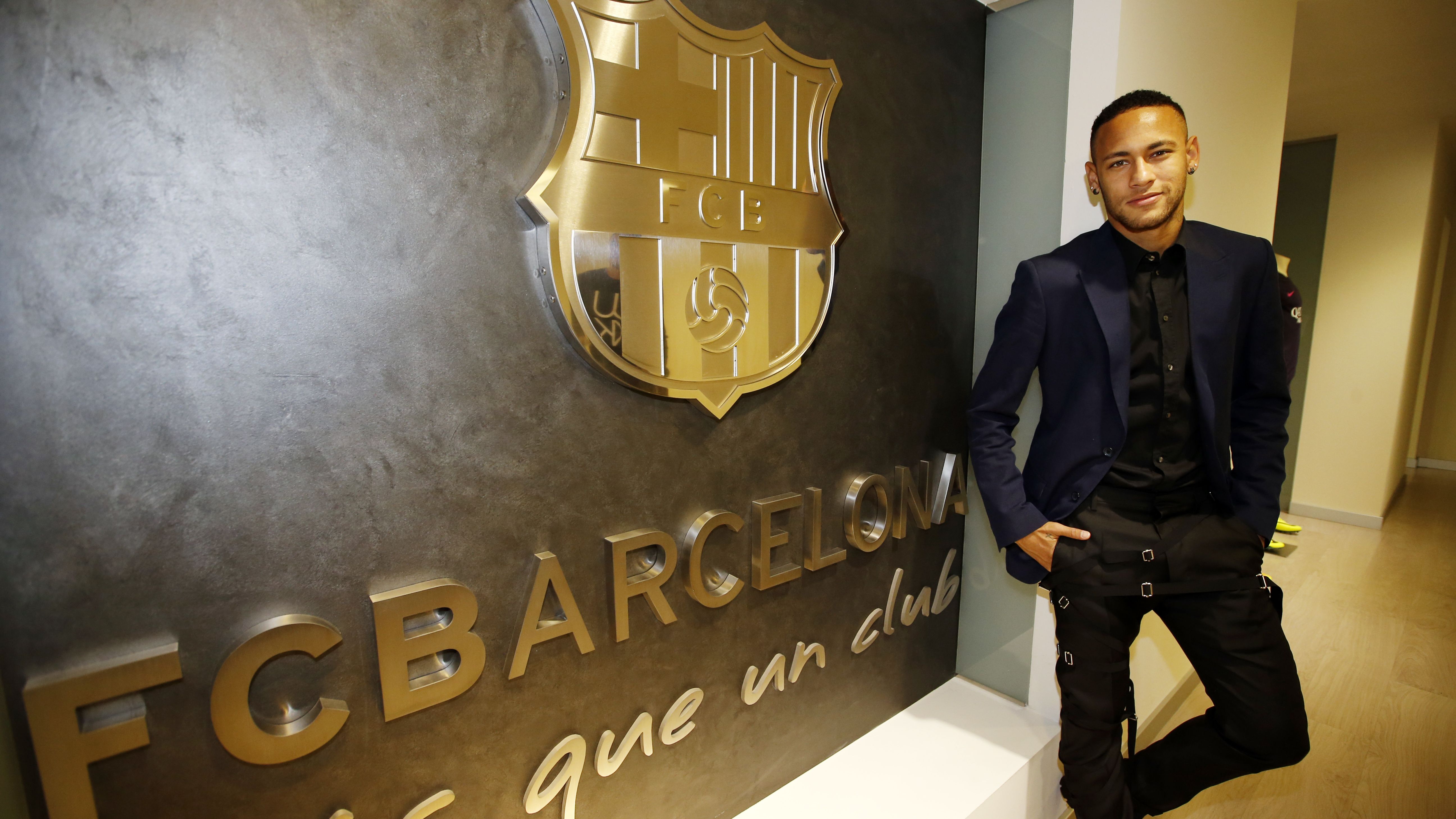 Neymar signa la renovació amb el Barça