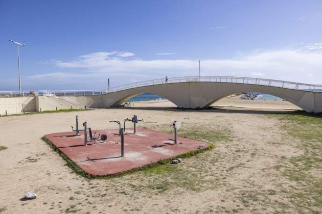 Mur de contenció i camp de futbol a la platja de la Mar Bella / Foto: Carlos Baglietto Mur de contenció i camp de futbol a la platja de la Mar Bella / Foto: Carlos Baglietto