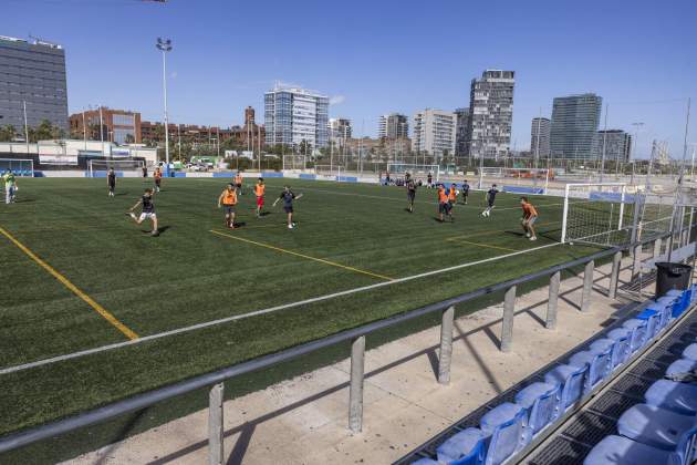 Mur de contenció i camp de futbol a la platja de la Mar Bella / Foto: Carlos Baglietto Mur de contenció i camp de futbol a la platja de la Mar Bella / Foto: Carlos Baglietto