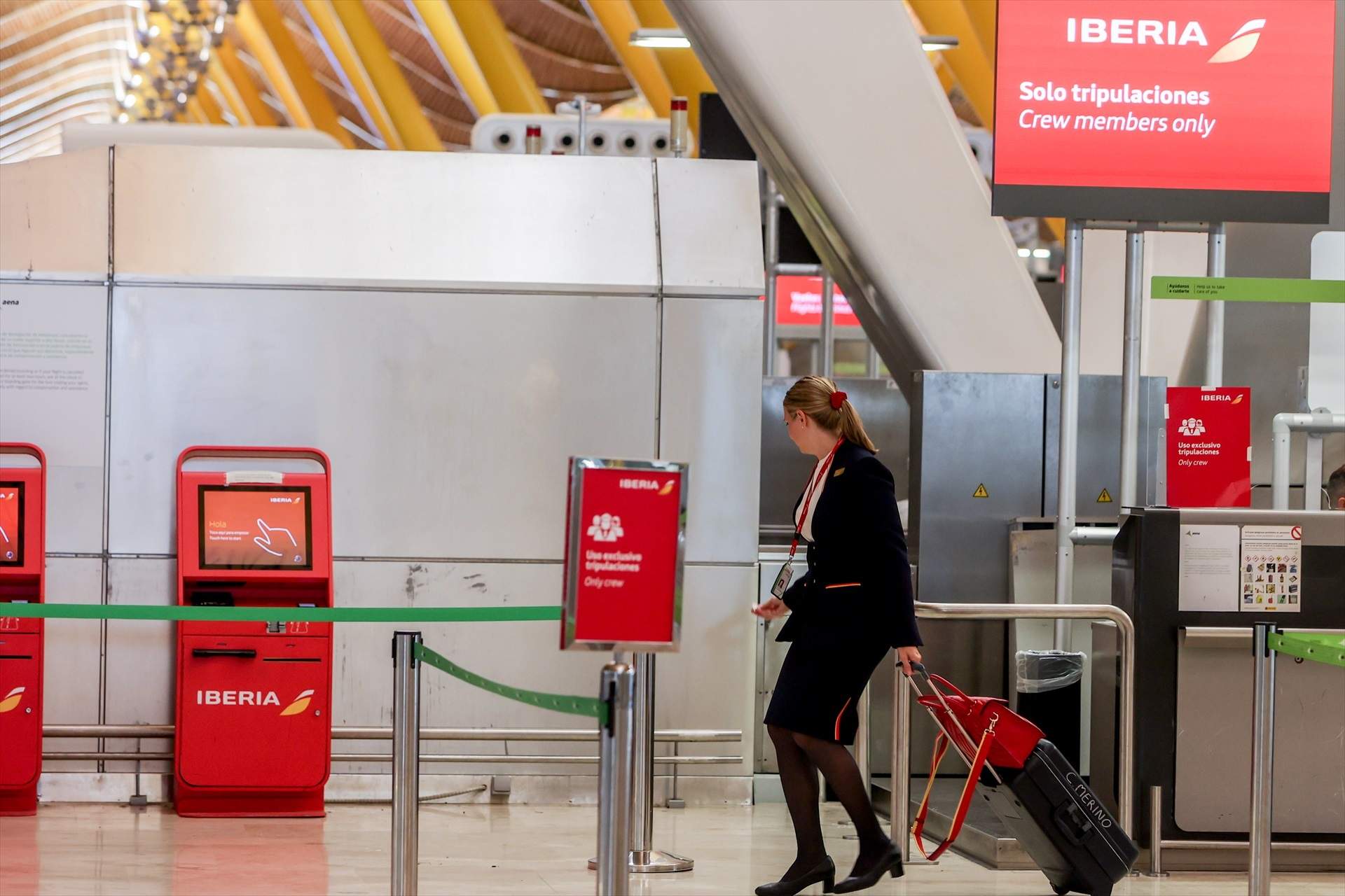 Alba, hostessa de vol ”En un mes normal guanyem 1.300 euros, però a l'estiu amb moltes hores són 1.900”