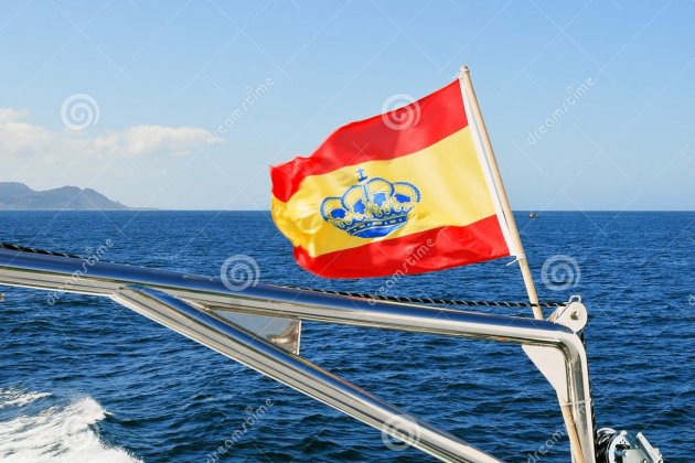 bandera de los yates españa en el barco 42977428