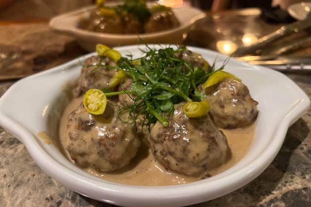 Albóndigas con salsa périgourdine – Bodega Solera – Rosa Molinero Trias Albóndigas con salsa périgourdine – Bodega Solera – Rosa Molinero Trias
