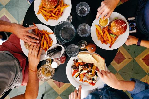 Pagar el compte d'un restaurant / Foto: Freepik Pagar el compte d'un restaurant / Foto: Freepik
