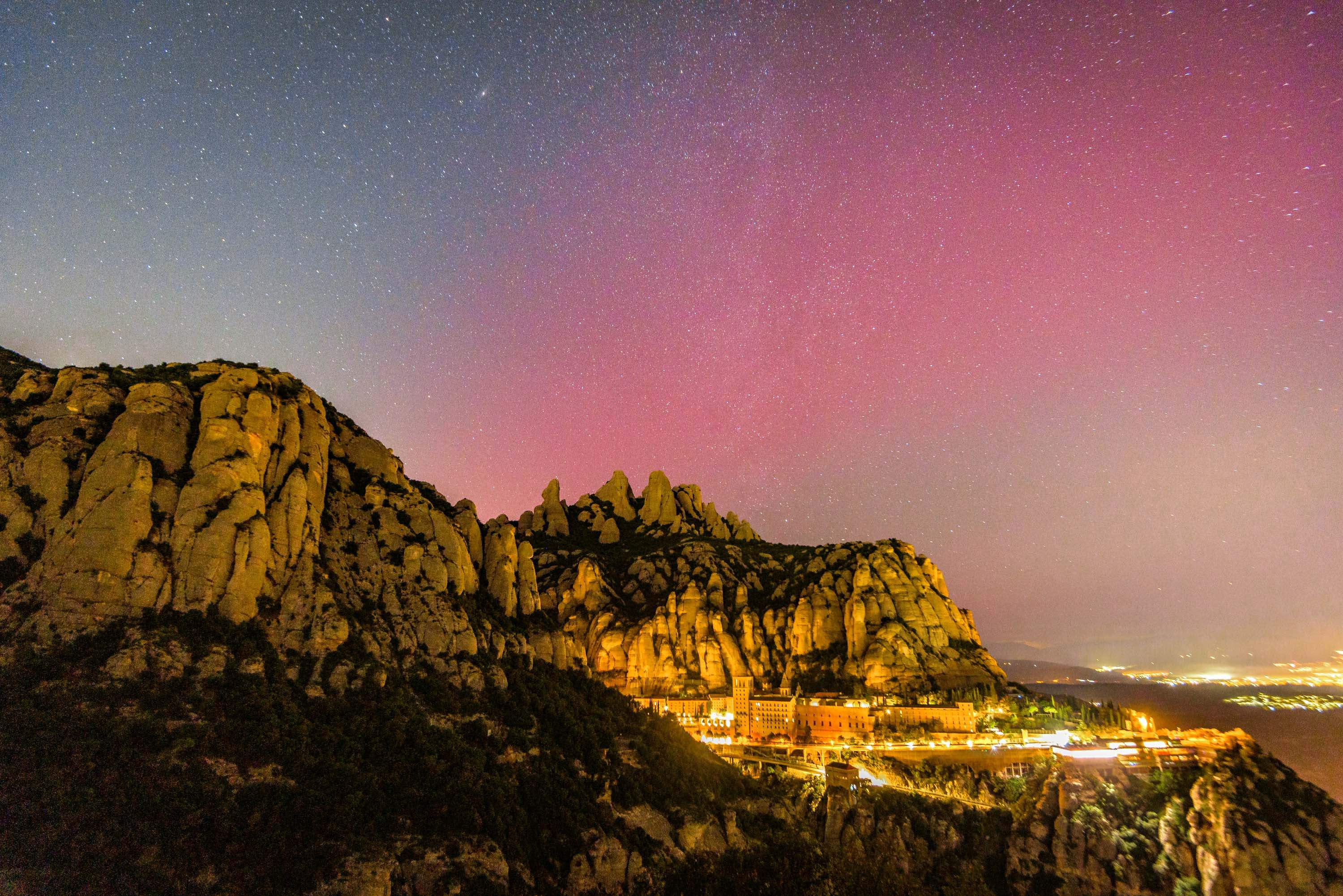 Les aurores boreals tenyeixen el cel de Catalunya: les imatges més espectaculars
