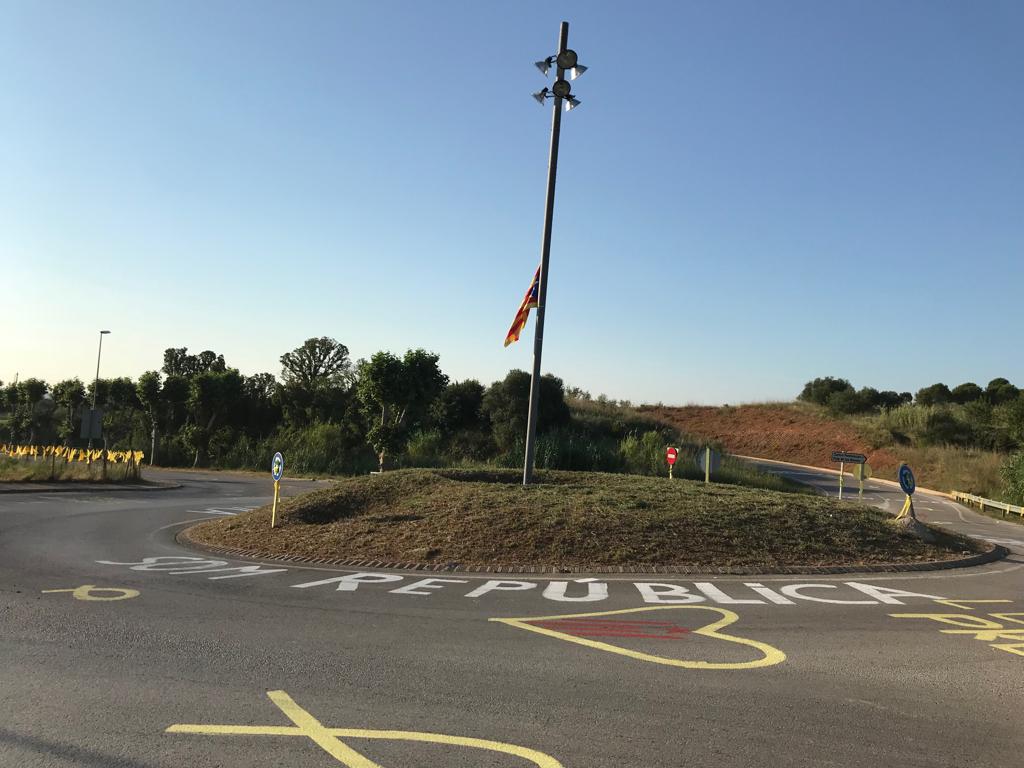 Galeria: Decoren amb llaços grocs els afores de la presó de Figueres