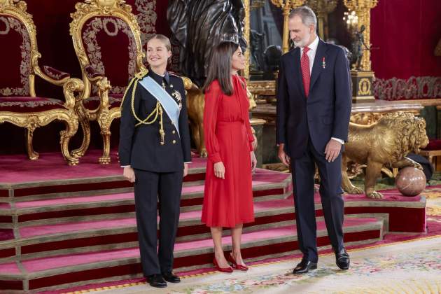 En Leonor le cae la baba, Felipe y Letizia no se lo creen|cruzan / GTRES En Leonor le cae la baba, Felipe y Letizia no se lo creen|cruzan / GTRES