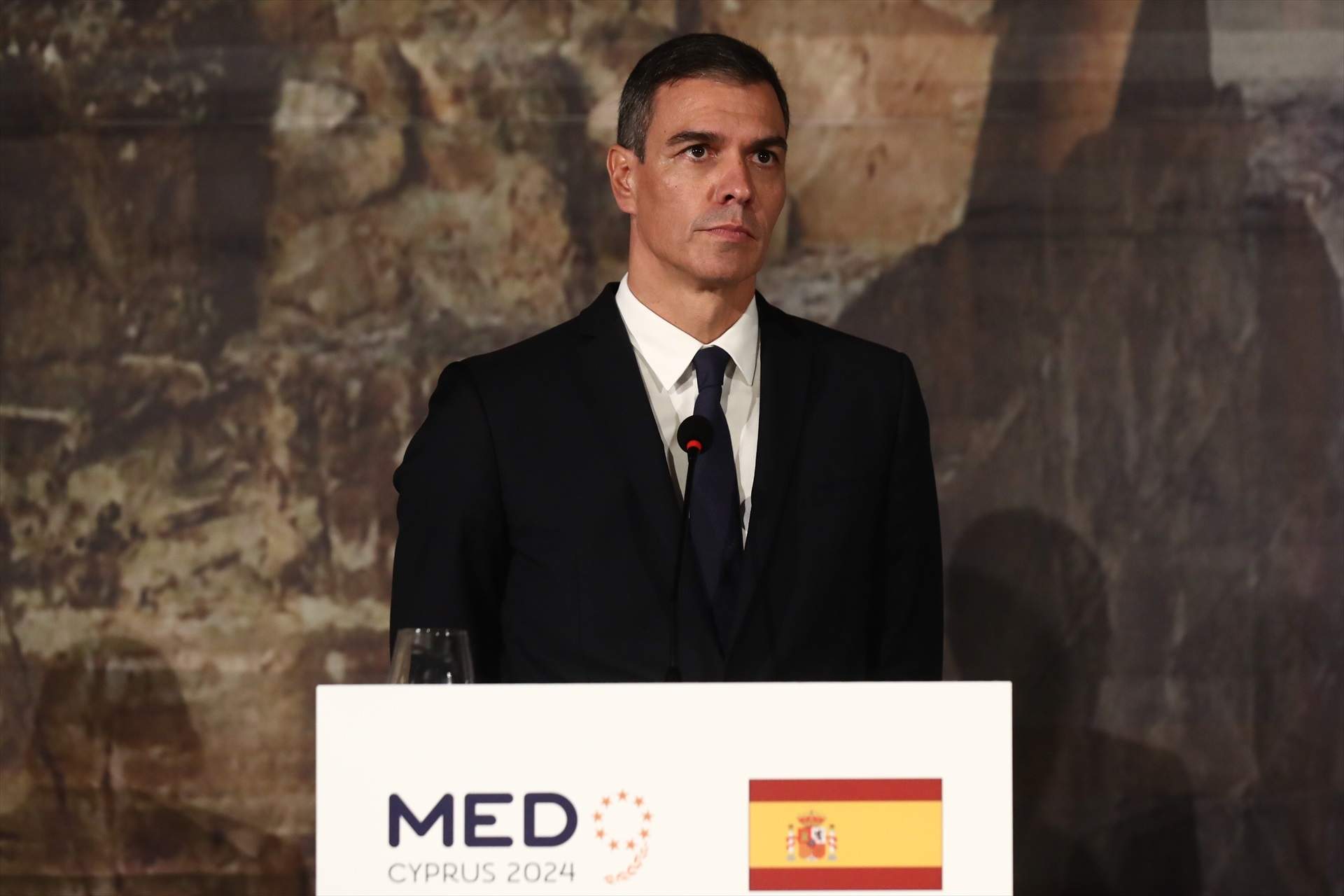 Bloomberg ve a Pedro Sánchez en la cuerda floja por las acusaciones de corrupción contra Ábalos
