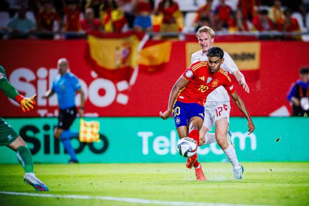 Lamine Yamal uno contra uno España Dinamarca / Foto: @SEFutbol Lamine Yamal uno contra uno España Dinamarca / Foto: @SEFutbol