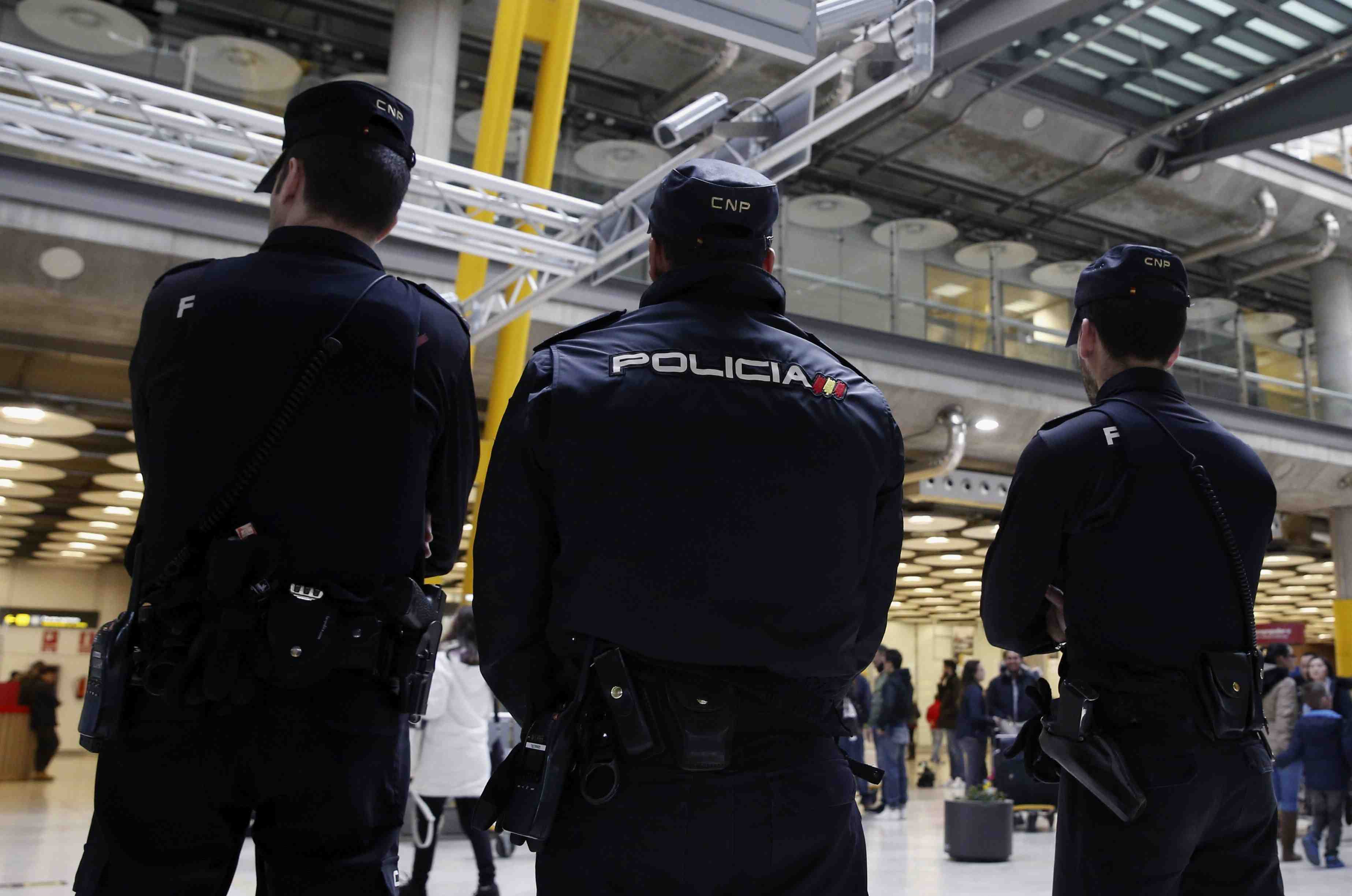 La policía belga busca a dos sospechosos huidos