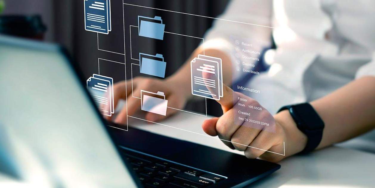 Mans escrivint en un ordinador portàtil