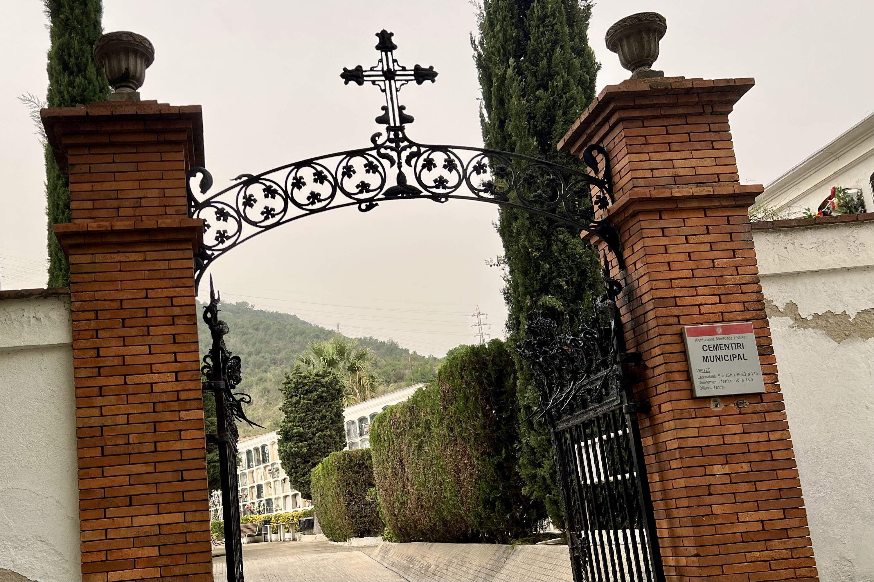 Montcada i Reixac reconoce por primera vez las víctimas de su fosa y elimina la etiqueta de franquista