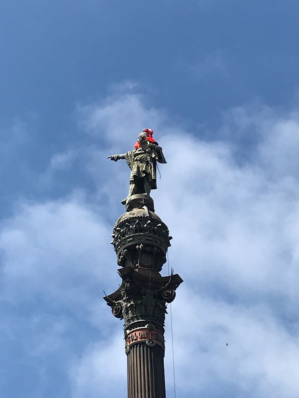 Cuelgan un salvavidas a la estatua de Colón