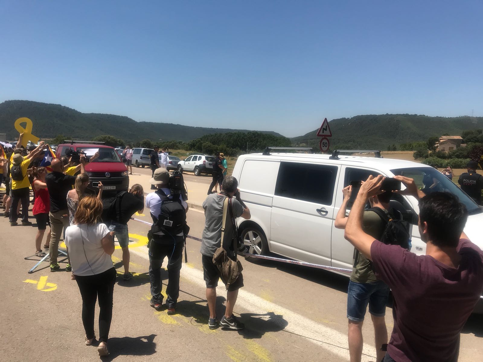 Amidst yellow ribbons, Junqueras, Romeva and 'the Jordis' arrive at Lledoners jail