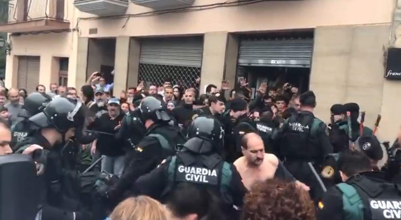 Amnistiados 45 agentes de la Guardia Civil por las cargas a votantes el 1-O en Dosrius, además del exalcalde