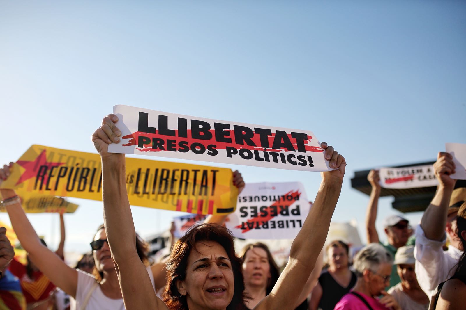 Apoyo a Forcadell y Bassa ante la cárcel de Figueres: "Os queremos en casa"