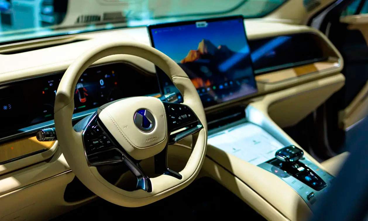 Tiene lo mejor de Mercedes y compañía, pero es china, el nuevo lujo llega a España