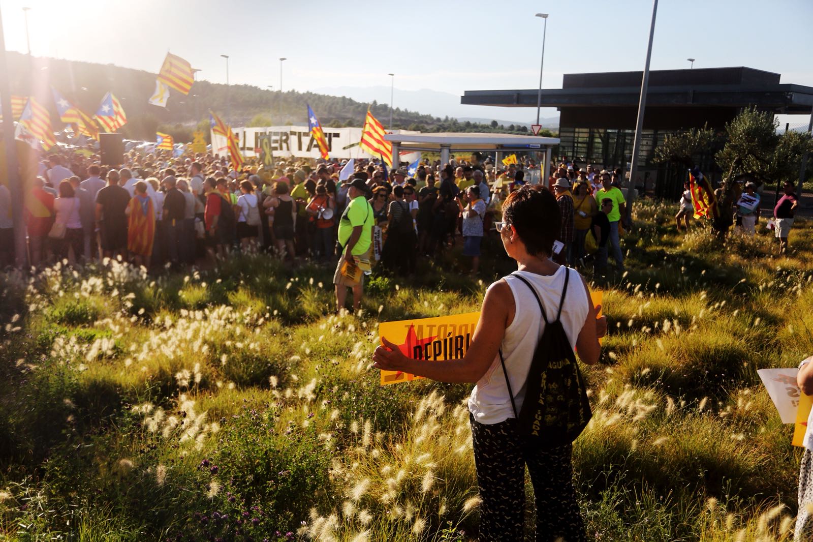 Catalan government leaders greet the political prisoners, transferred from Madrid