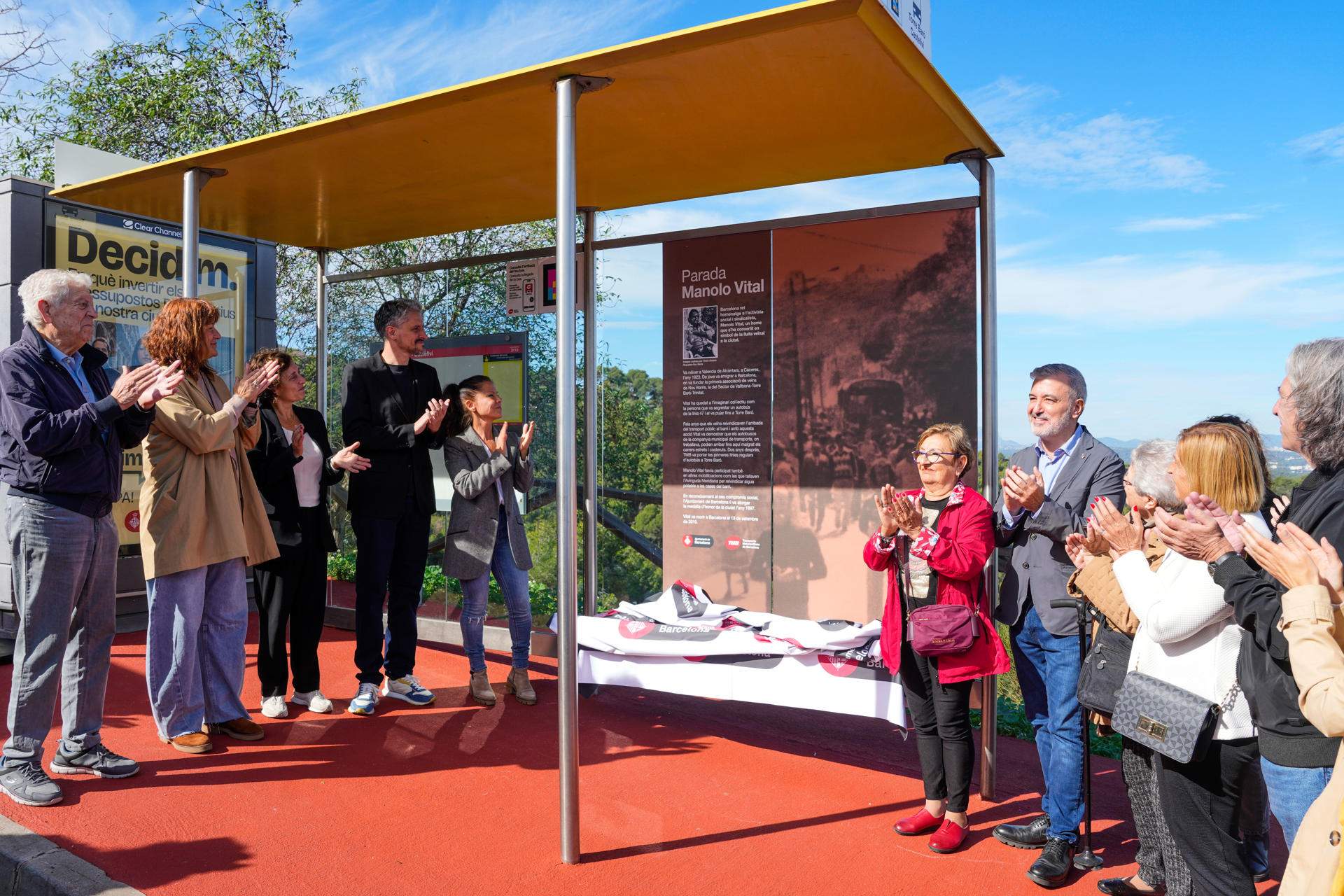 Barcelona bateja una parada de bus de Torre Baró en homenatge al líder veïnal Manolo Vital
