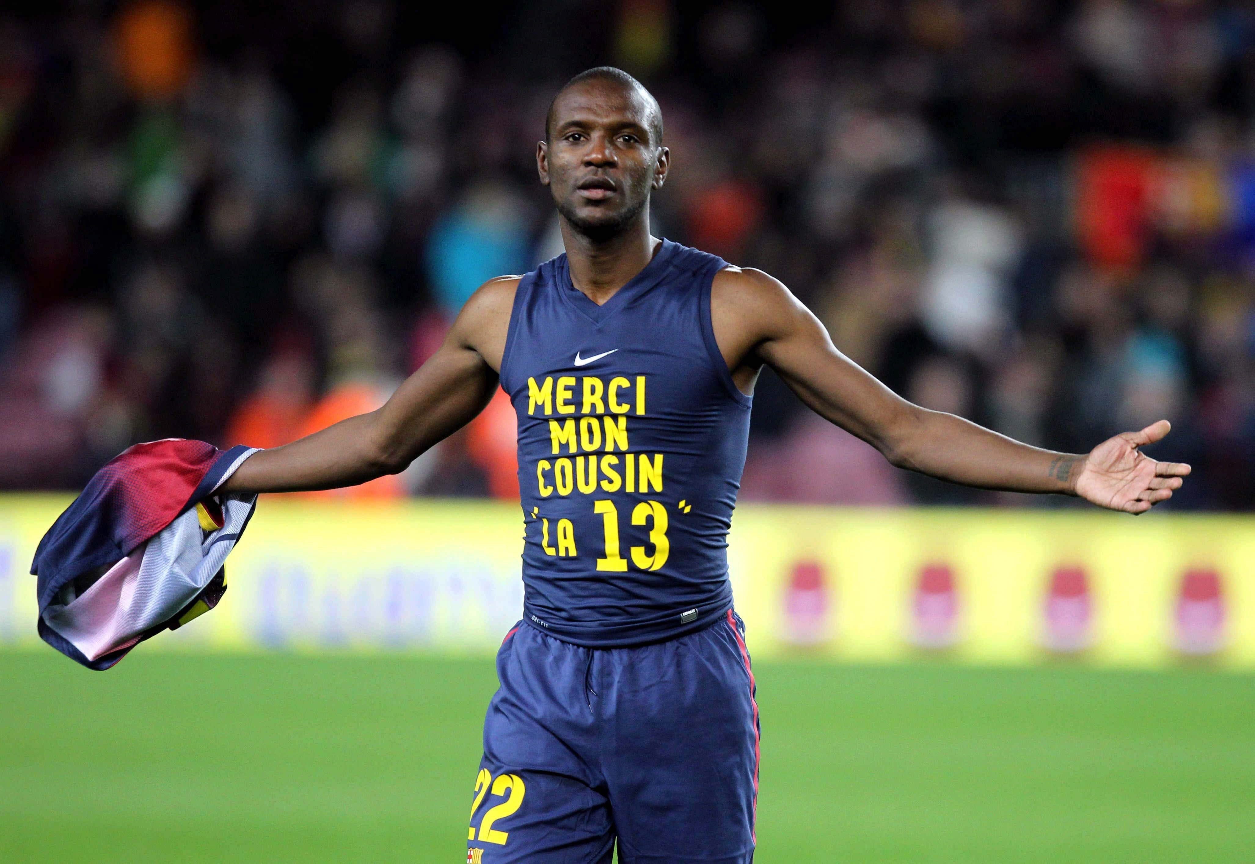 Abidal recupera una foto con su primo en el hospital para acabar con la polémica