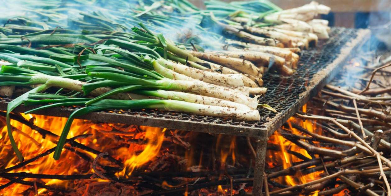 Vuelve la temporada de calçots: este es el auténtico ritual catalán ...