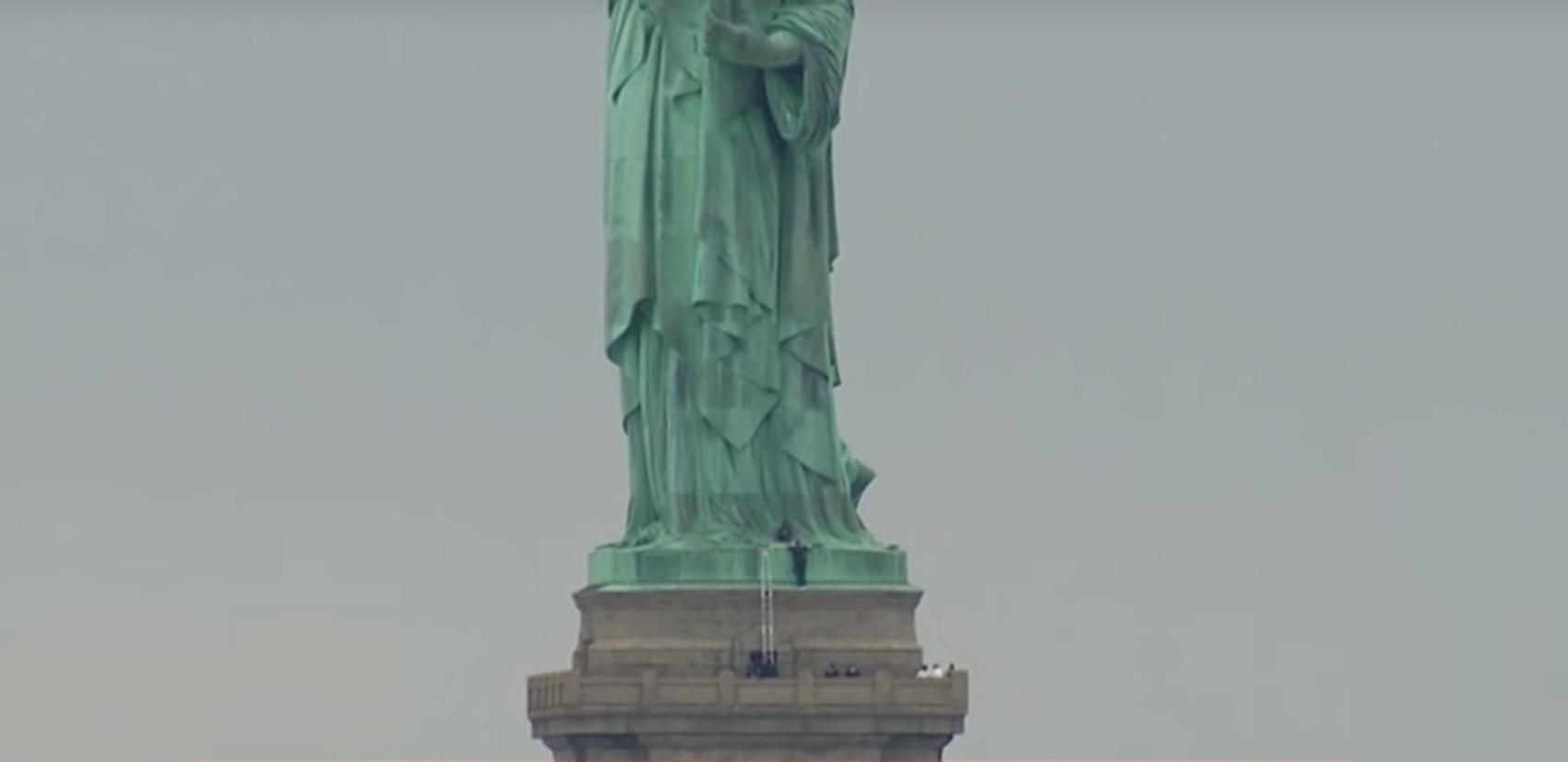 Detenida por escalar la Estatua de la Libertad en protesta contra Trump