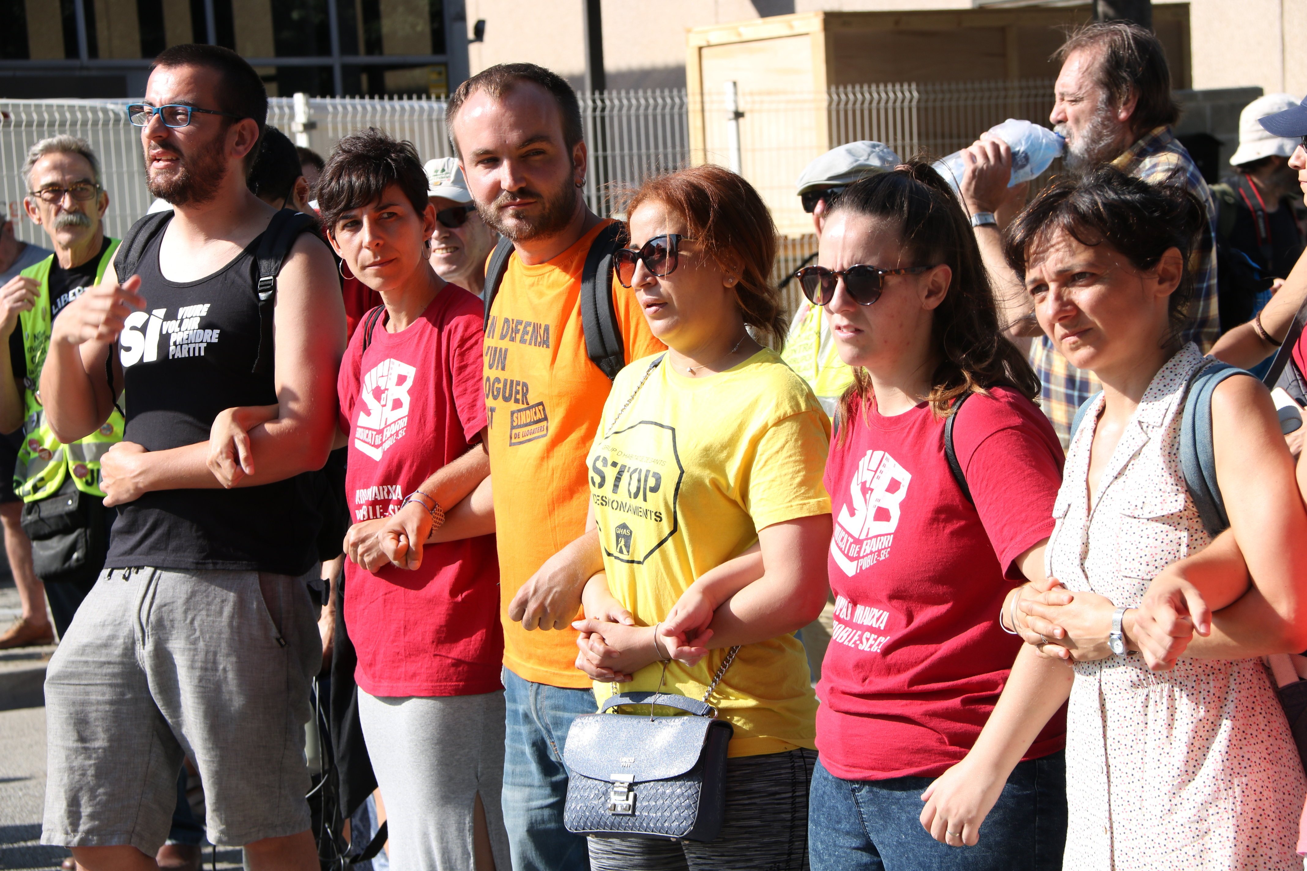 Tensió entre Mossos i manifestants abans d'una subhasta d'habitatges pública