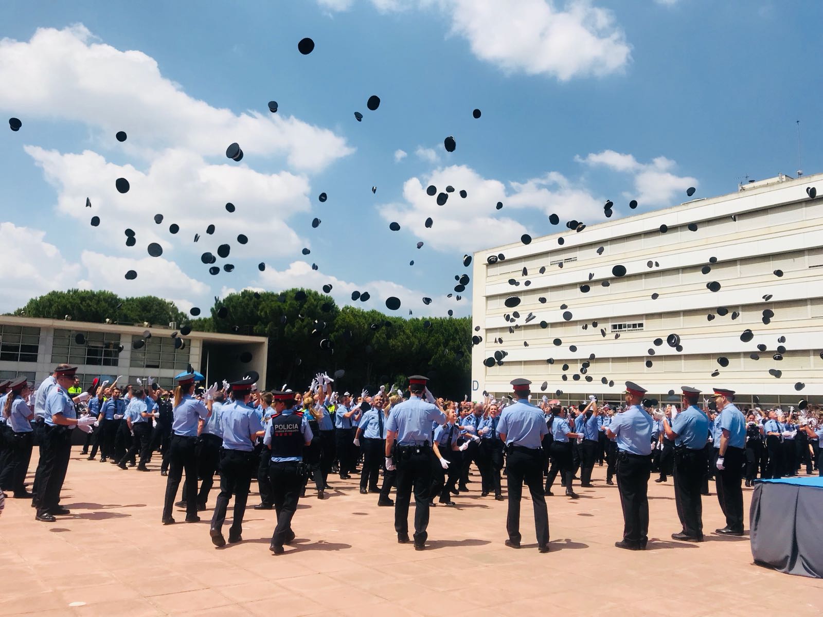 255 policías locales lanzan la gorra