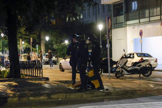 Policía Nacional aficionado Valencia / Foto: EFE Policía Nacional aficionado Valencia / Foto: EFE