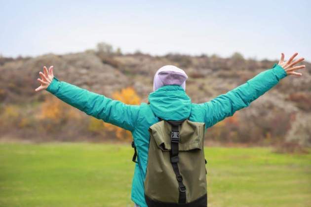 en|a person with arms outstretched outside en|a person with arms outstretched outside