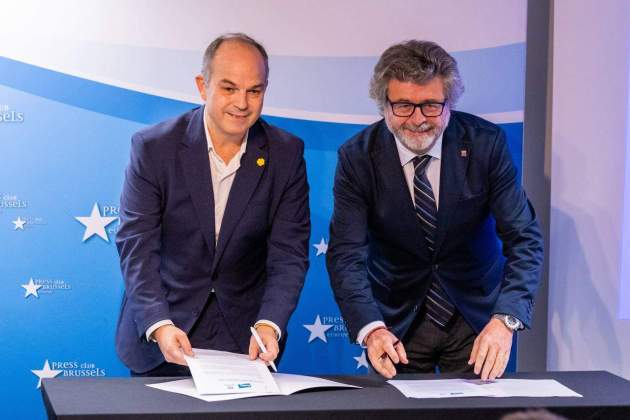 Jordi Turull i Antoni Castellà signant l'acord entre Junts i Demòcrates / Junts Jordi Turull i Antoni Castellà signant l'acord entre Junts i Demòcrates / Junts