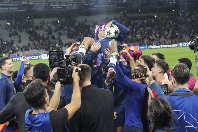 El Barça celebra la victoria en la Champios contra el Bayern en Montjuïc con hat-trick de Raphinha / Foto: EFE El Barça celebra la victoria en la Champios contra el Bayern en Montjuïc con hat-trick de Raphinha / Foto: EFE
