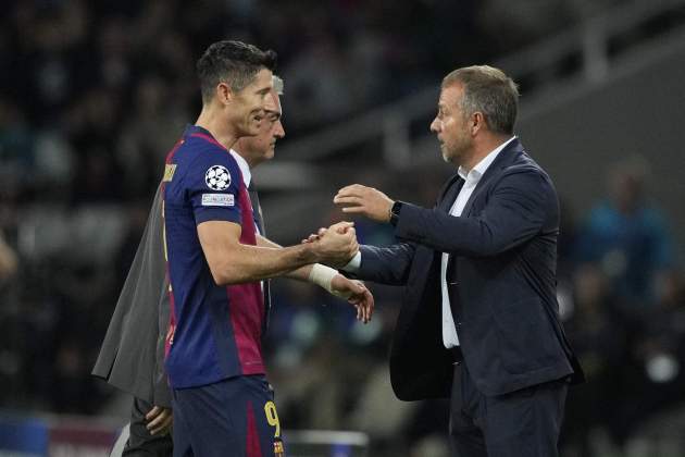 Lewandowski y Hansi Flick durante el Barça - Bayern de Champions / Foto: EFE Lewandowski y Hansi Flick durante el Barça - Bayern de Champions / Foto: EFE