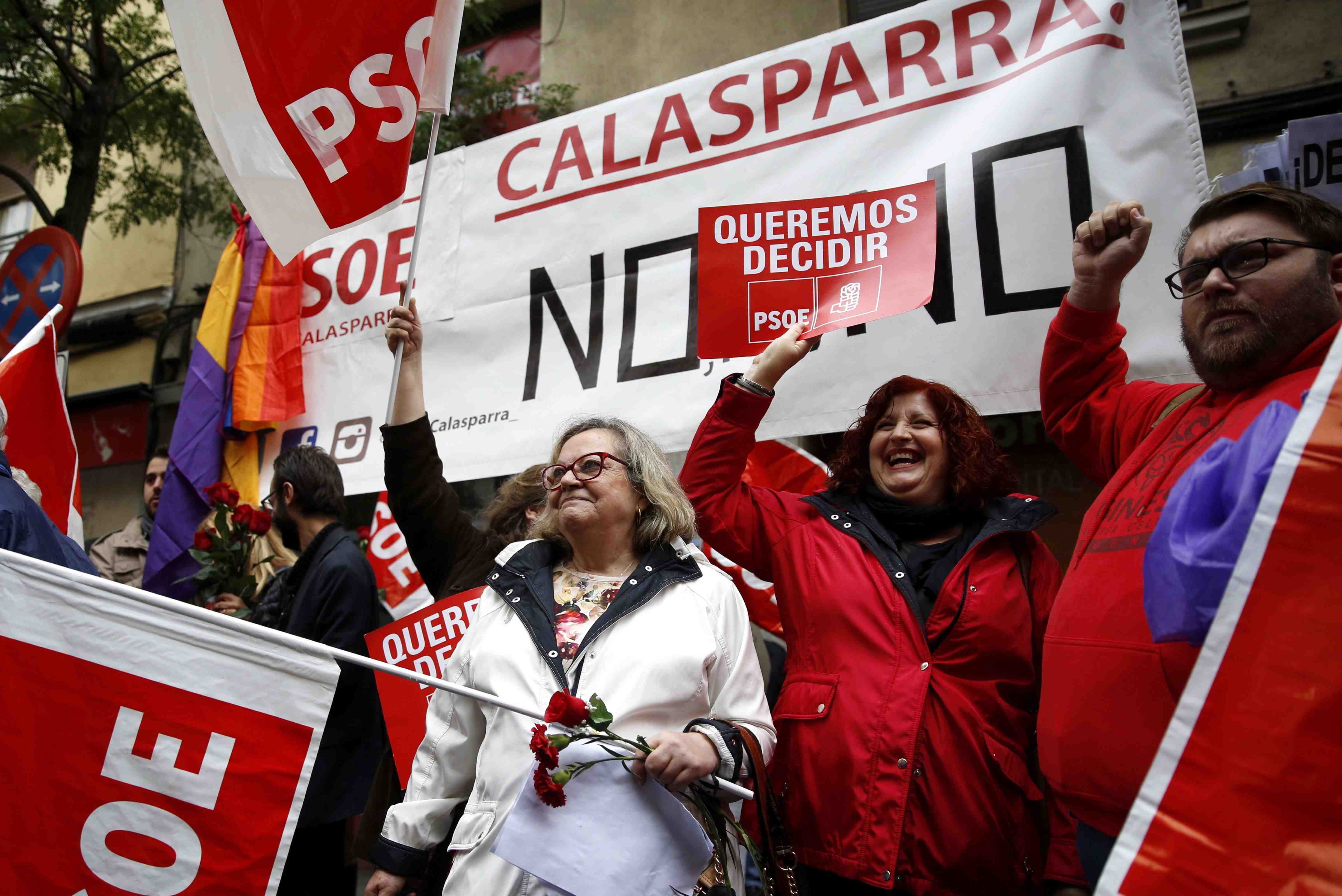Centenars de persones demanen el 'no' a Rajoy davant de la seu de Ferraz