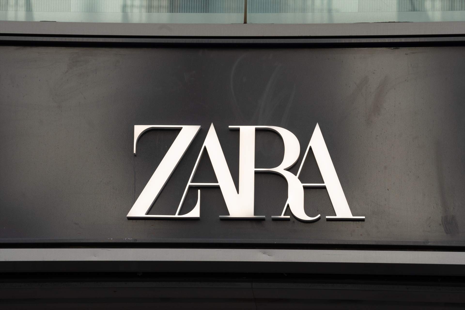 Zara reinventa la camisa de toda la vida con gomas en los bajos