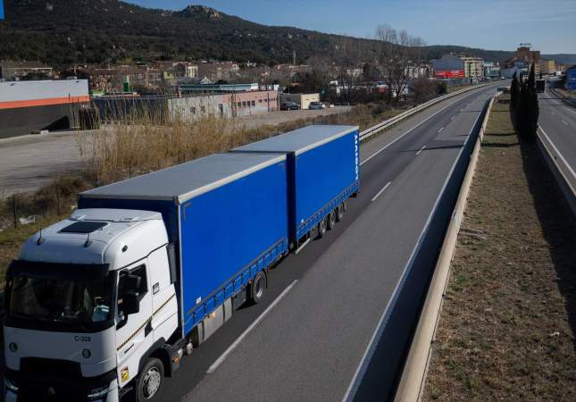 Un camión de transporte de mercancías a su paso por la Jonquera (Girona). Europa Press