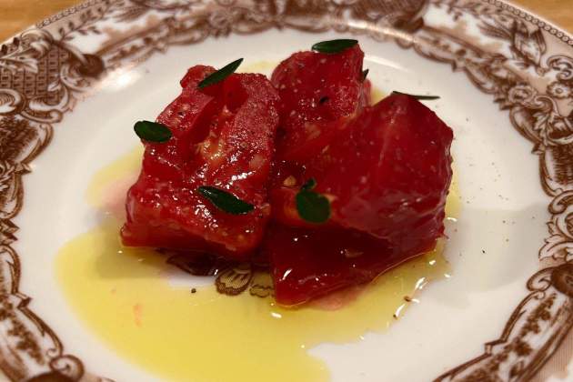 Tomate con sansho y karasumi El Agujero Rosa Molinero Trias Tomate con sansho y karasumi El Agujero Rosa Molinero Trias
