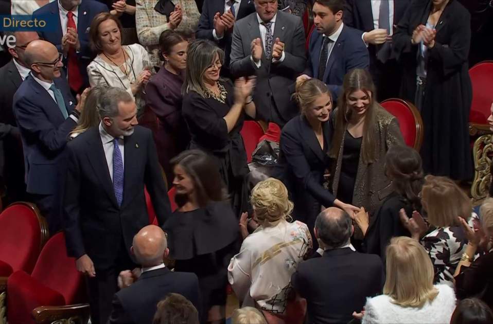 Leonor saluda sonriente a Paloma Rocasolano, TVE Leonor saluda sonriente a Paloma Rocasolano, TVE