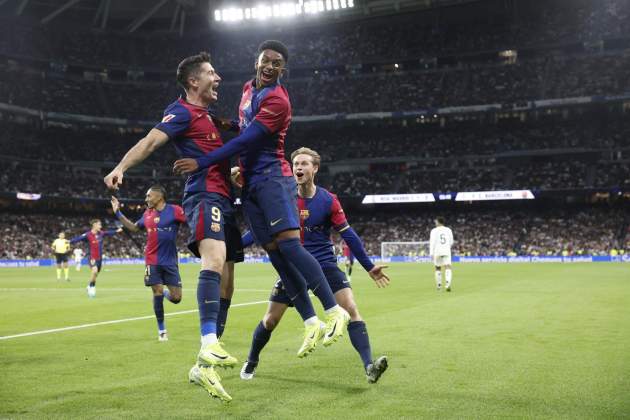 Robert Lewandowski Alejandro Balde Frenkie de Jong celebración gol Real Madrid Barça / Foto: EFE Robert Lewandowski Alejandro Balde Frenkie de Jong celebración gol Real Madrid Barça / Foto: EFE
