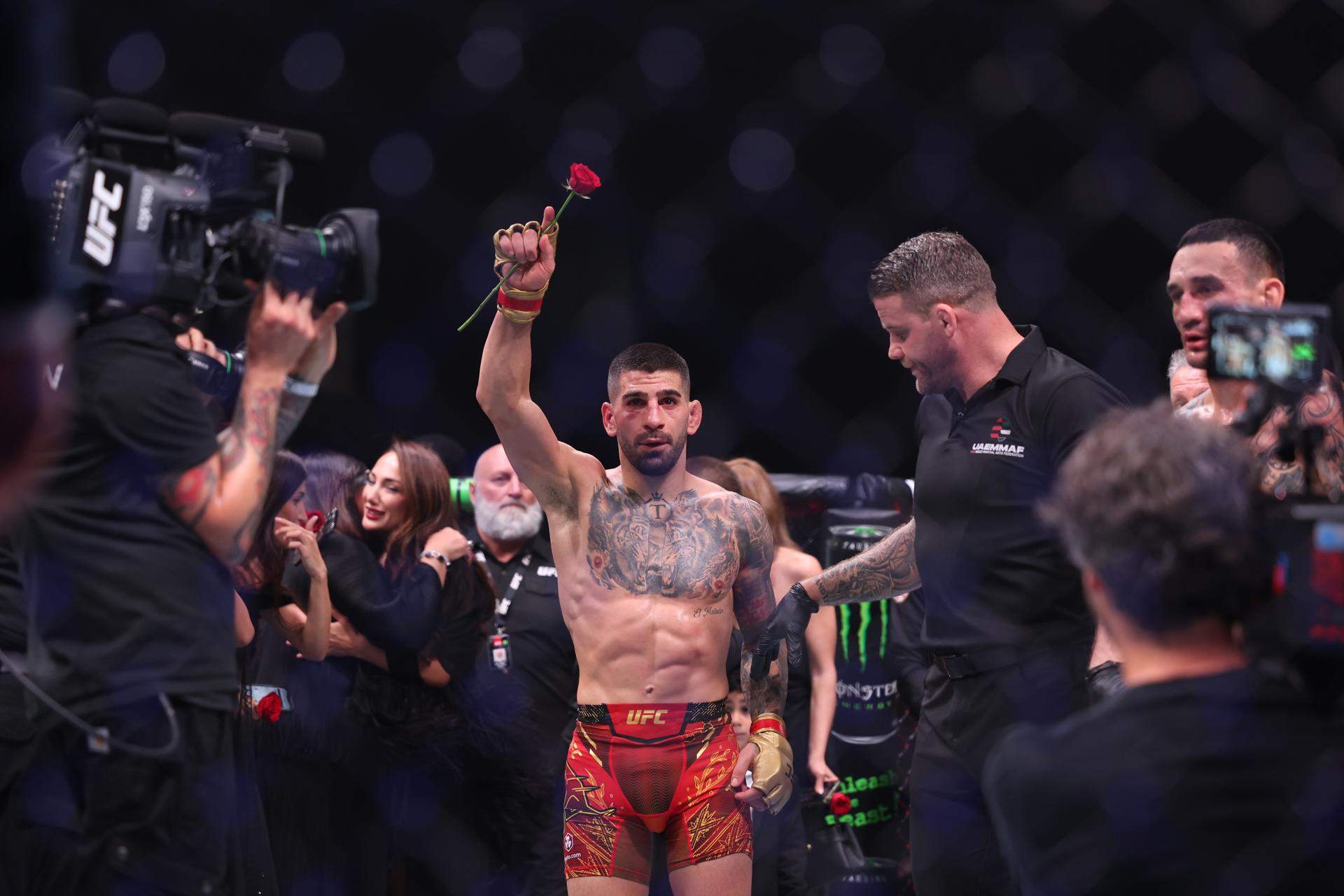 Ilia Topuria hace historia noqueando a Max Holloway y mantiene el cinturón de campeón