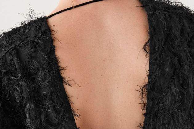 Blusa pico detalle flecos Blusa pico detalle flecos