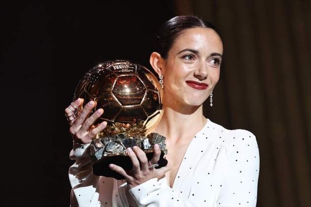 Aitana Bonmatí, con el trofeo de la Pelota de Oro / Foto: Europa Press Aitana Bonmatí, con el trofeo de la Pelota de Oro / Foto: Europa Press