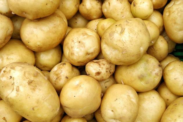 El primer és coure les patates / Foto: Unsplash El primer és coure les patates / Foto: Unsplash