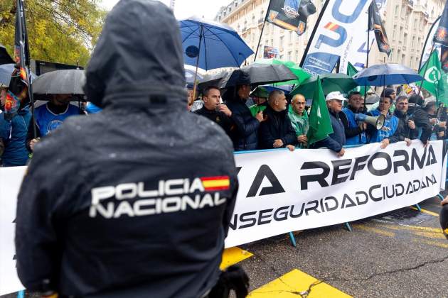 Manifestació de sindicats policials al Congrés contra la llei mordassa Europa Press Manifestació de sindicats policials al Congrés contra la llei mordassa Europa Press