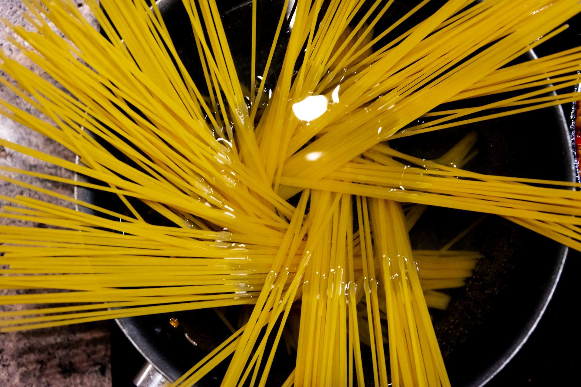 Un científic explica per què no hauries de guardar l'arròs i la pasta més d'un dia després de cuinar-los
