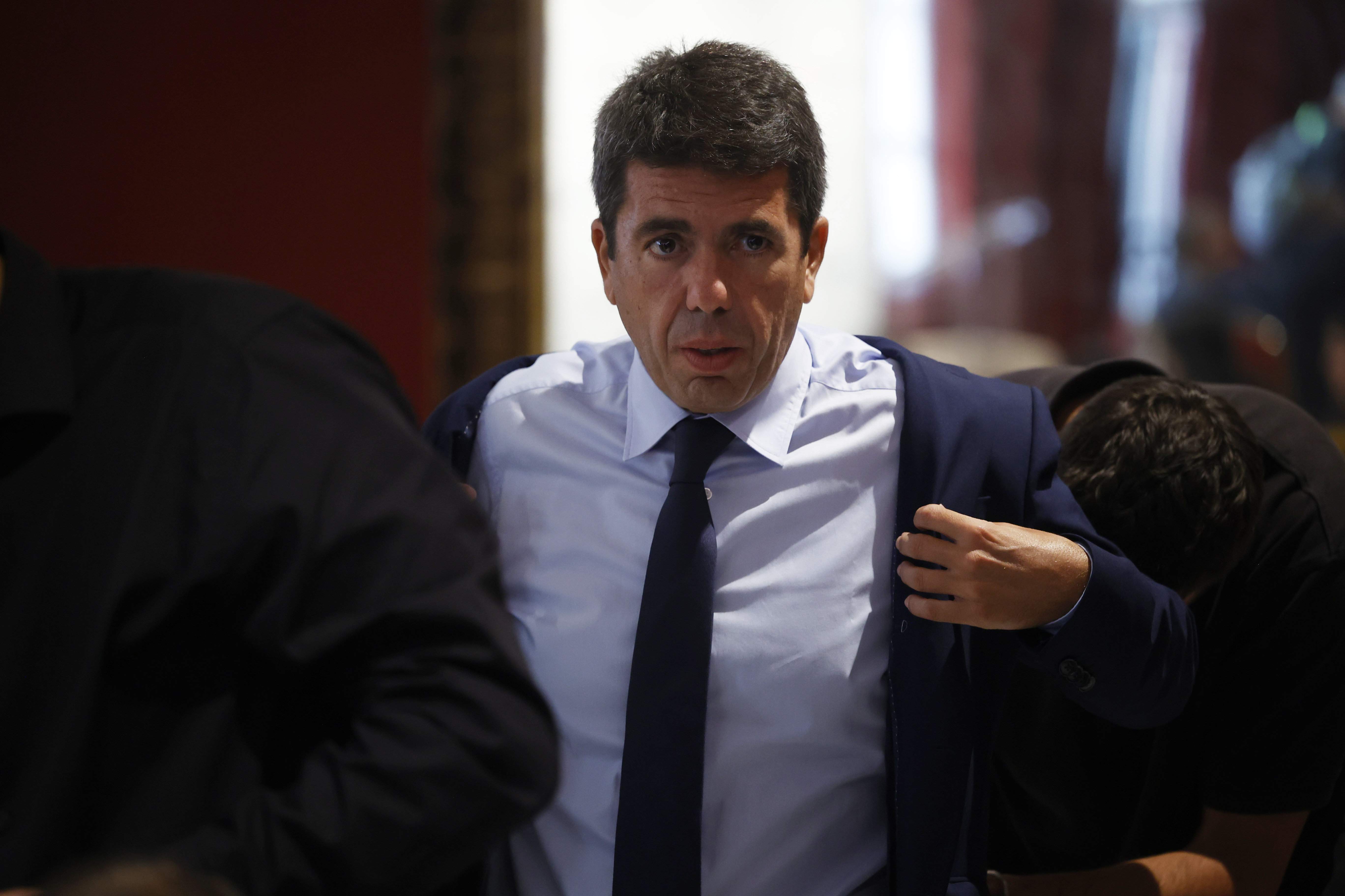 Tres punts negres que aixequen dubtes sobre la gestió de Carlos Mazón de la DANA a València