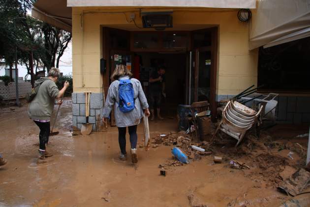 Els veïns de Picanya netegen el carrer Els veïns de Picanya netegen el carrer