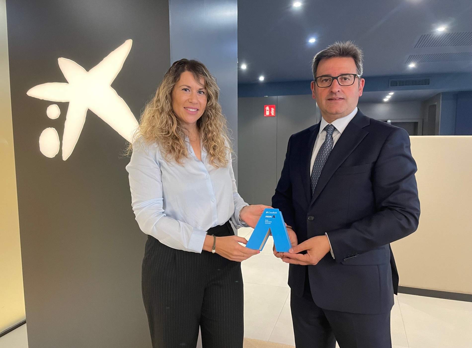 Miriam Guevara recull el guardó / Foto: CaixaBank Miriam Guevara recull el guardó / Foto: CaixaBank